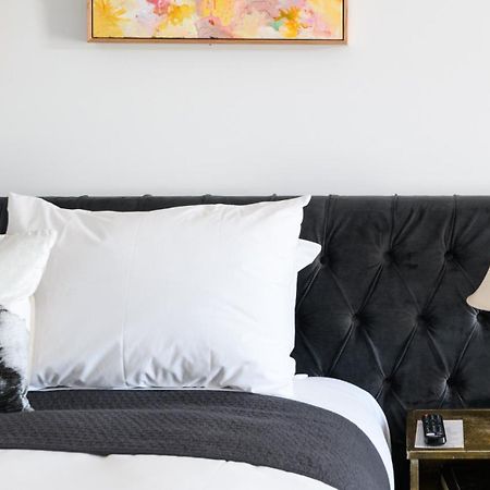 Daylesford Art Motel ภายนอก รูปภาพ A bed with a headboard