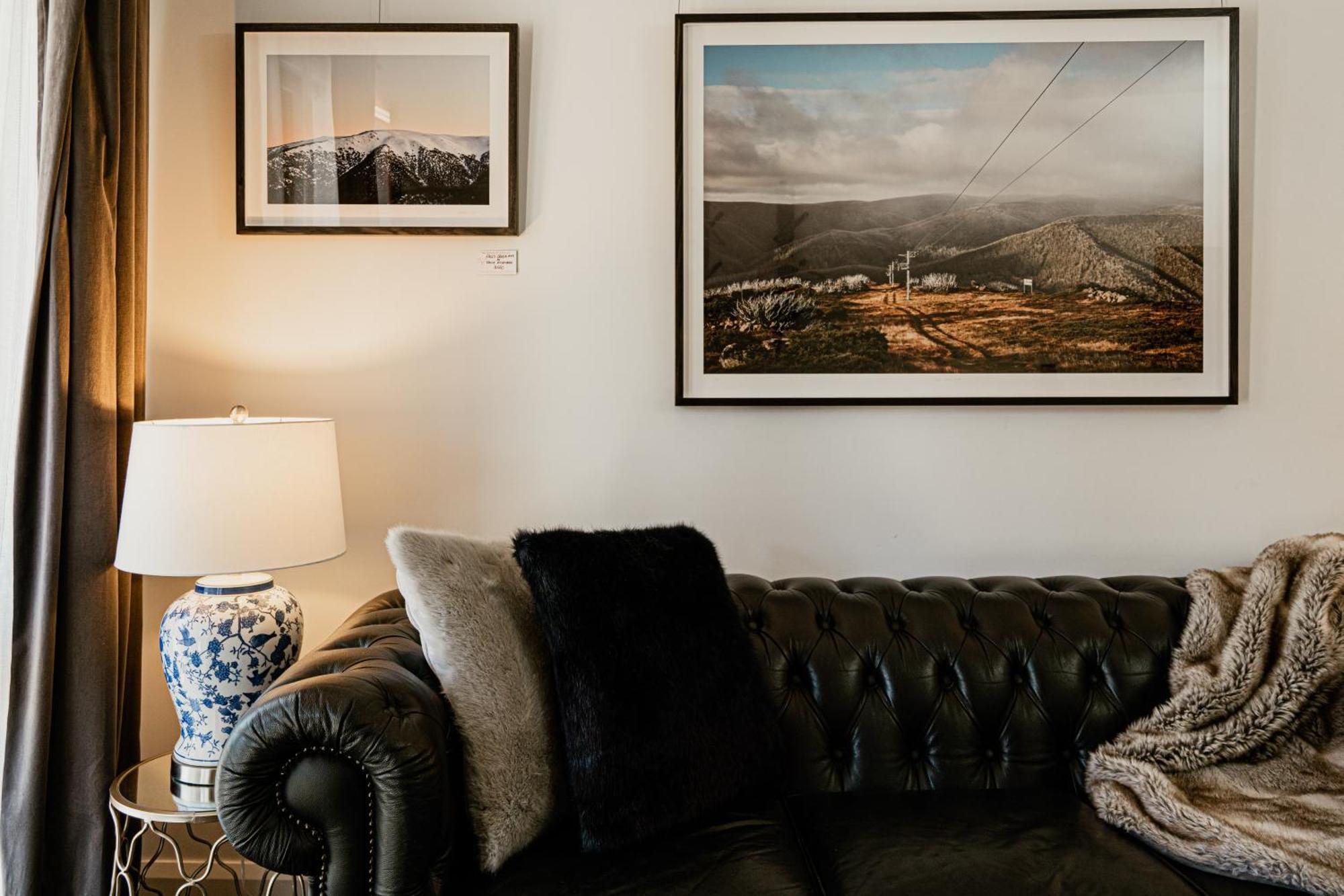 Daylesford Art Motel ภายนอก รูปภาพ A living room with a sofa