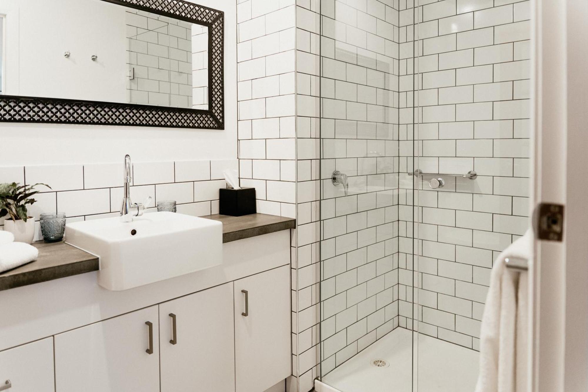 Daylesford Art Motel ภายนอก รูปภาพ A shower cubicle