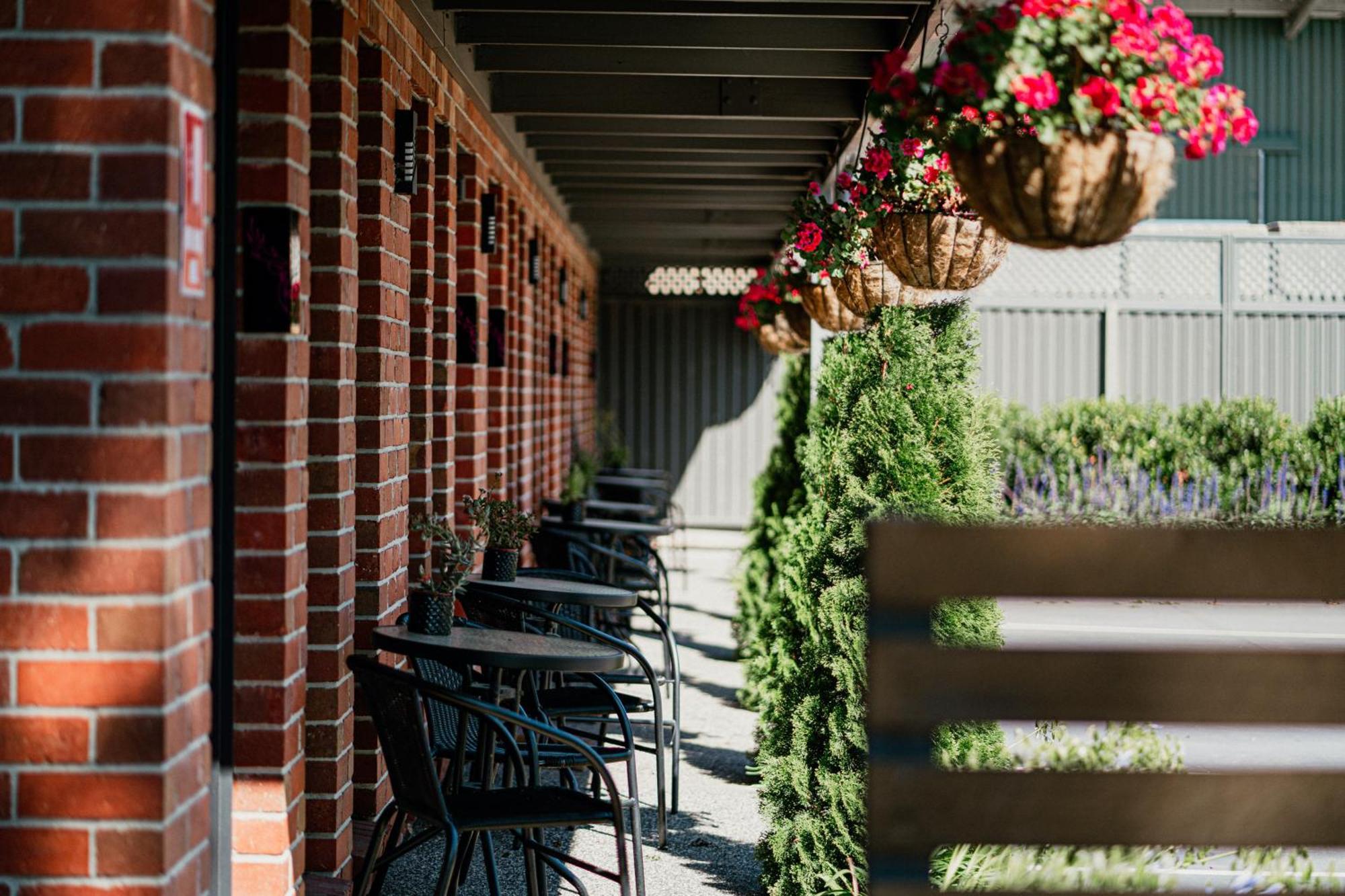 Daylesford Art Motel ภายนอก รูปภาพ The patio at the 1906