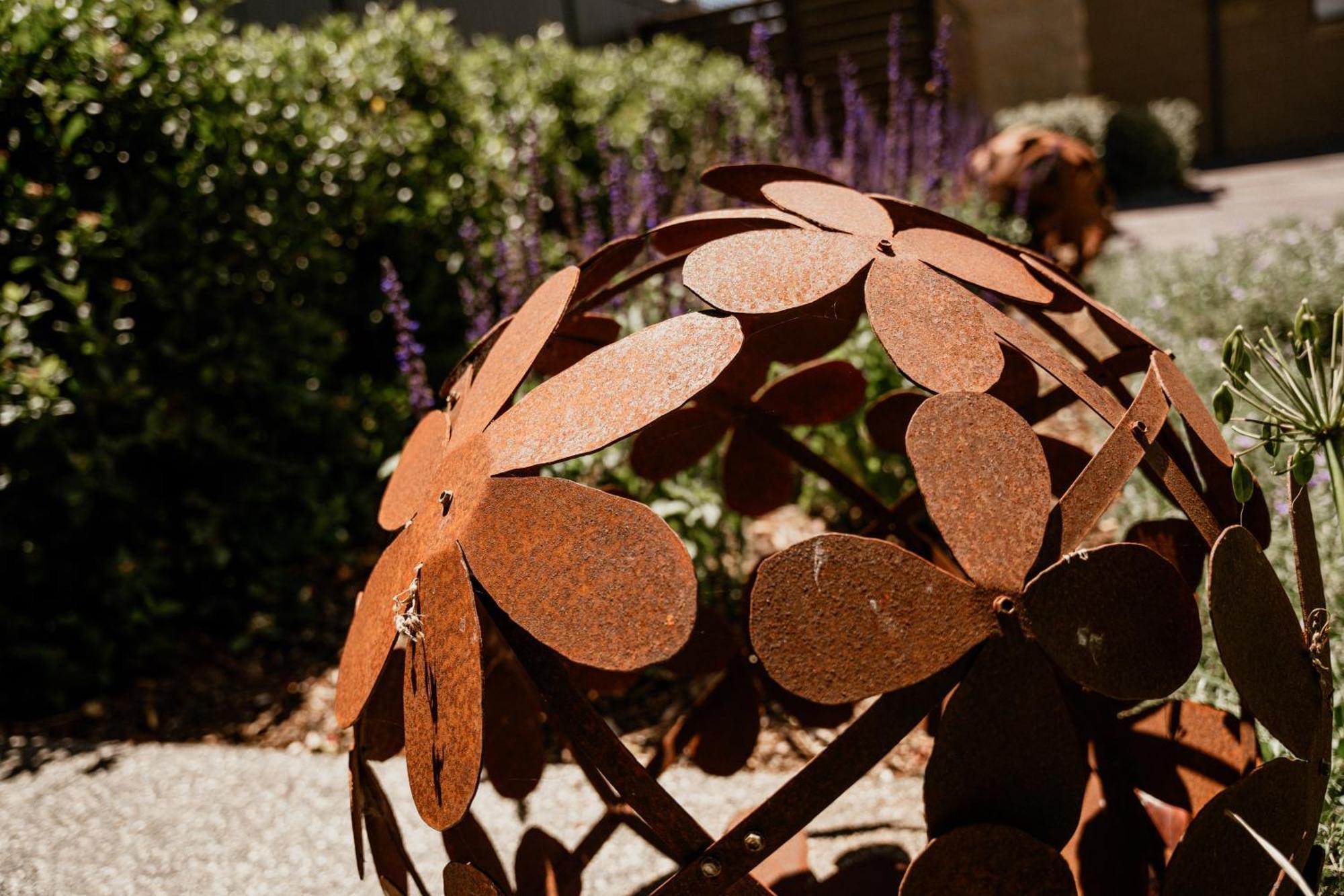 Daylesford Art Motel ภายนอก รูปภาพ A sculpture in the garden