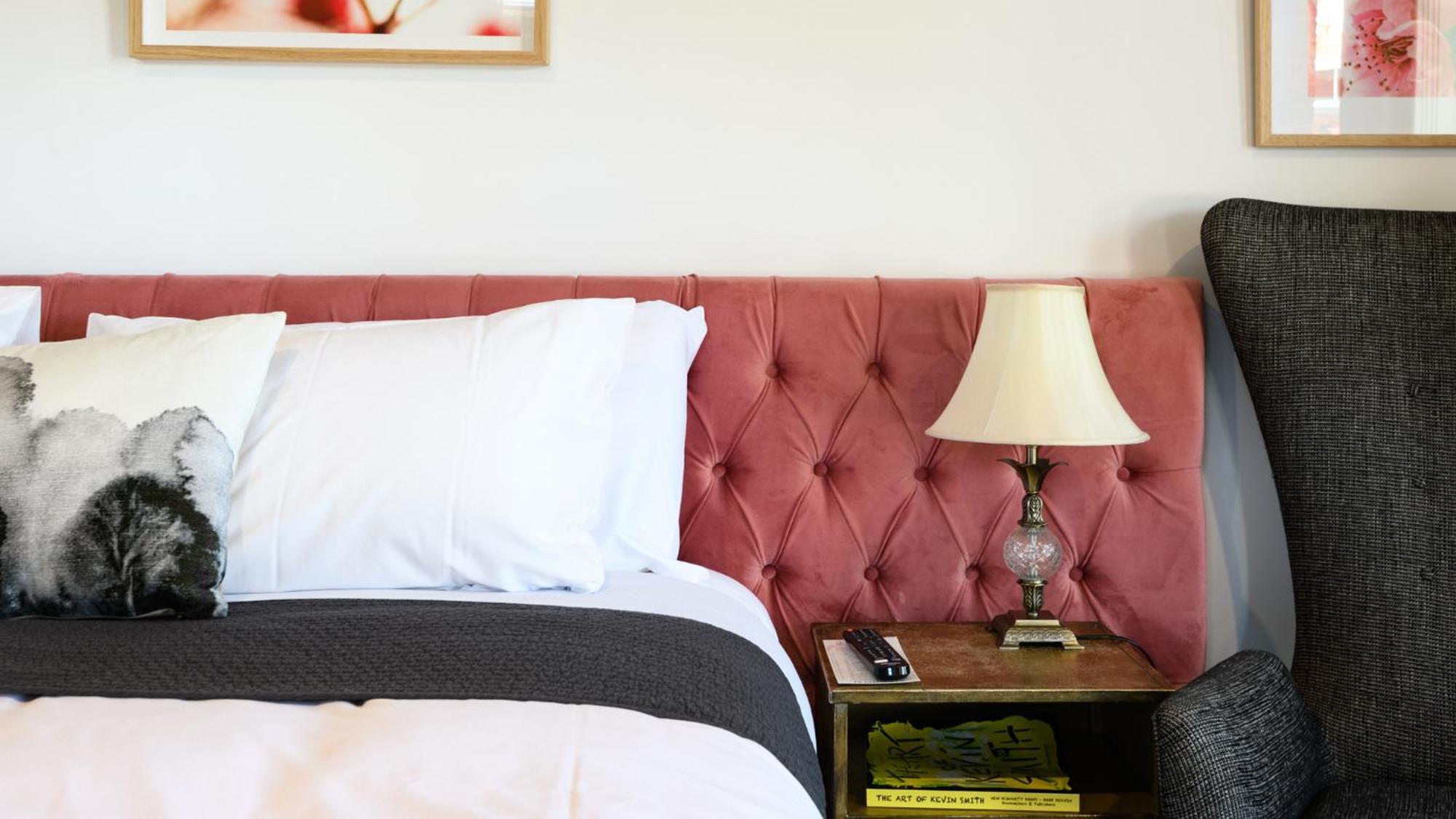 Daylesford Art Motel ภายนอก รูปภาพ A bed with a tufted headboard