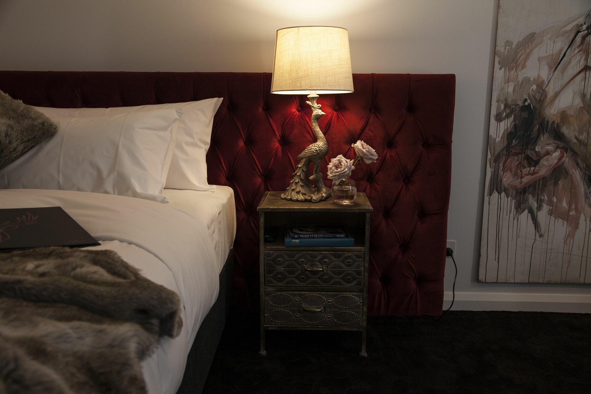 Daylesford Art Motel ภายนอก รูปภาพ A bedside table