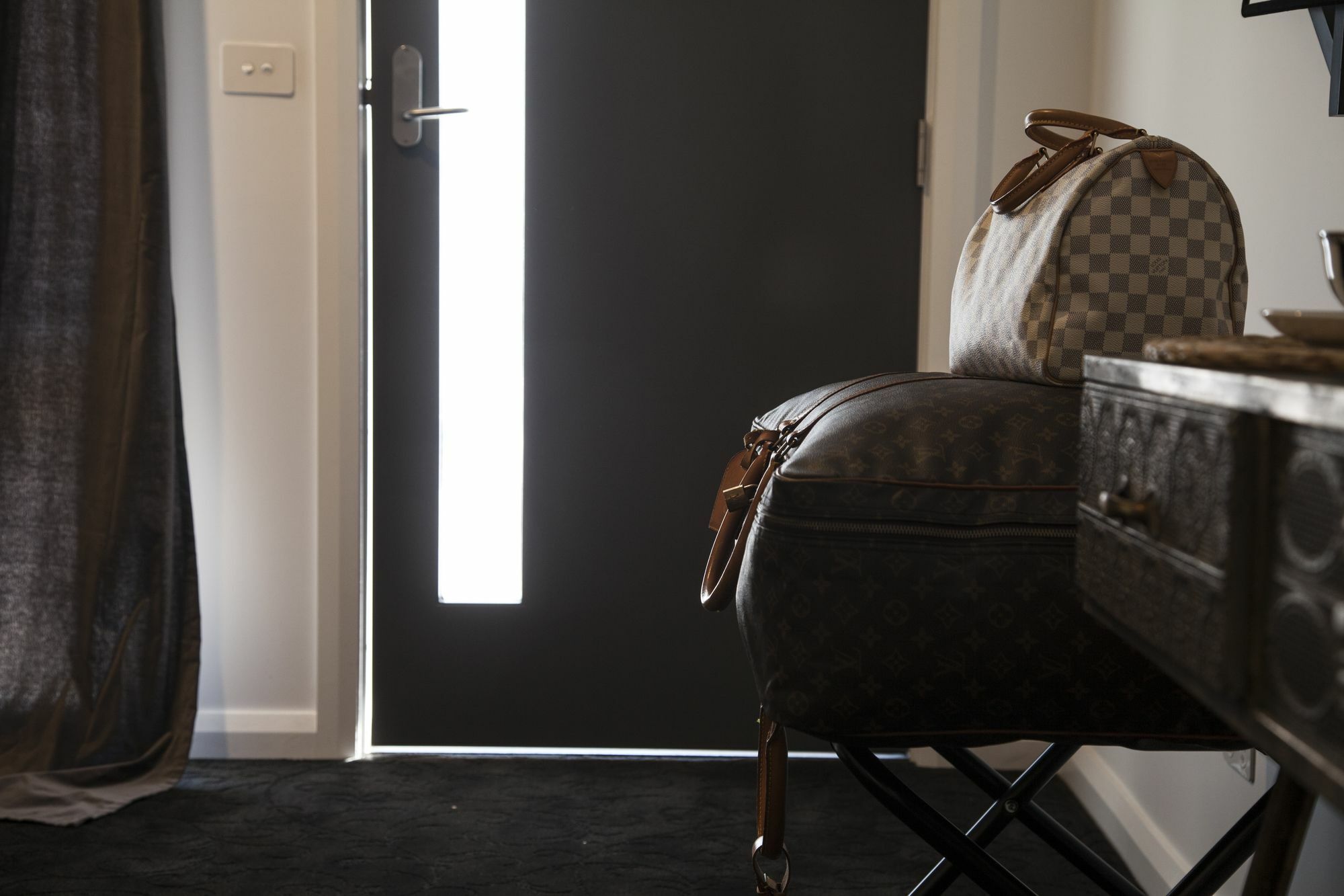 Daylesford Art Motel ภายนอก รูปภาพ A door with a vertical window