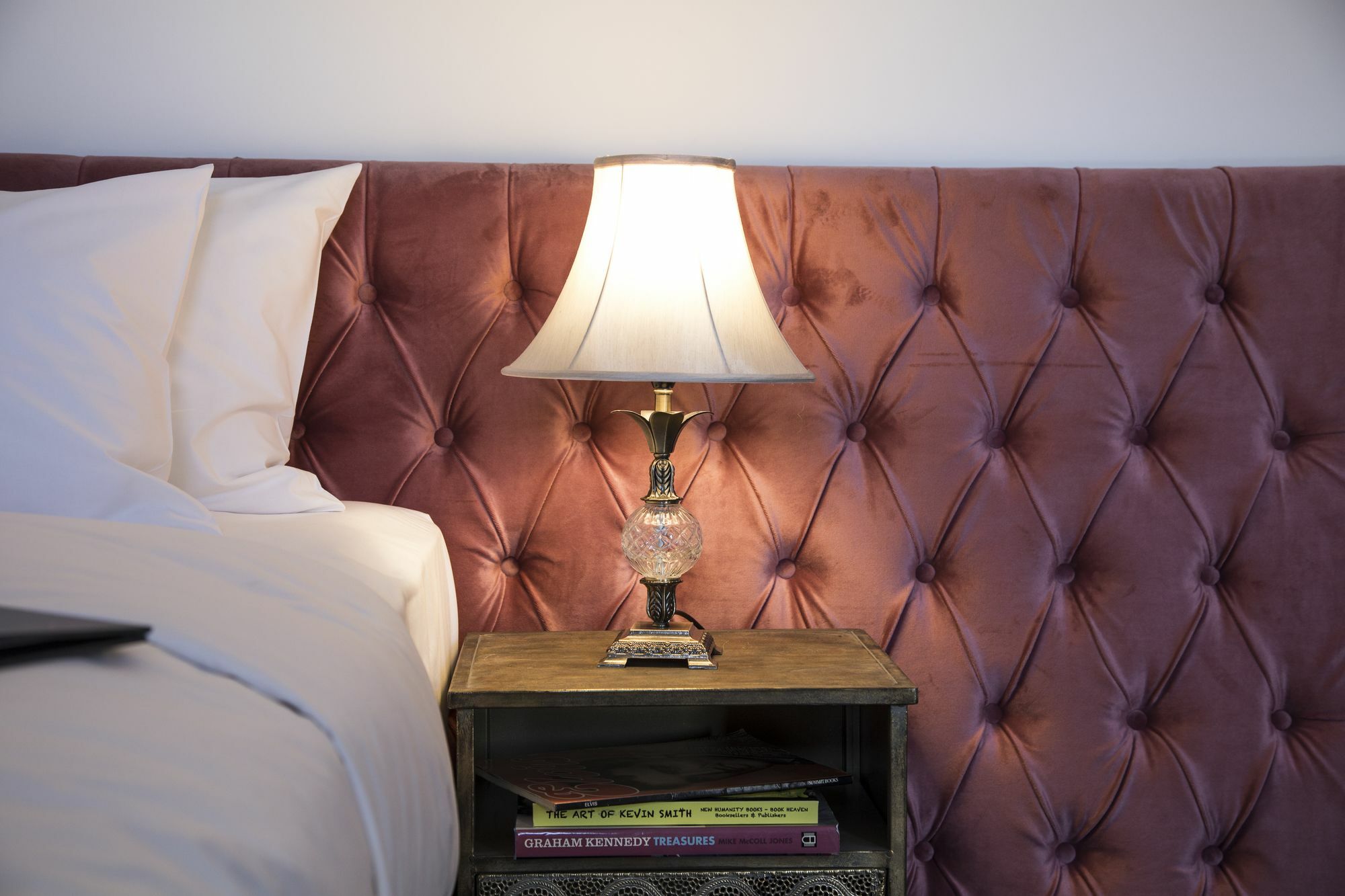 Daylesford Art Motel ภายนอก รูปภาพ A tufted headboard