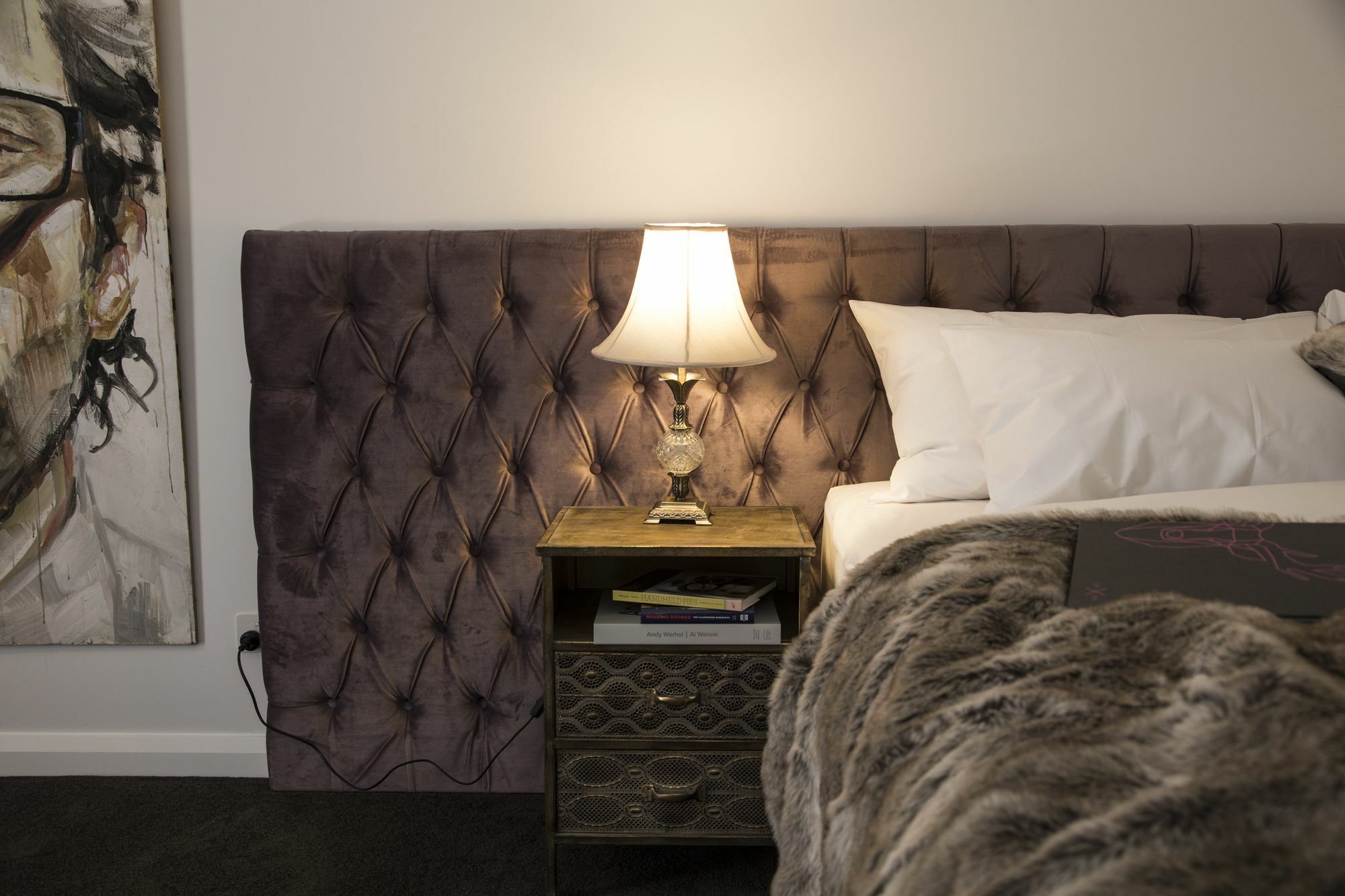 Daylesford Art Motel ภายนอก รูปภาพ A bedside table