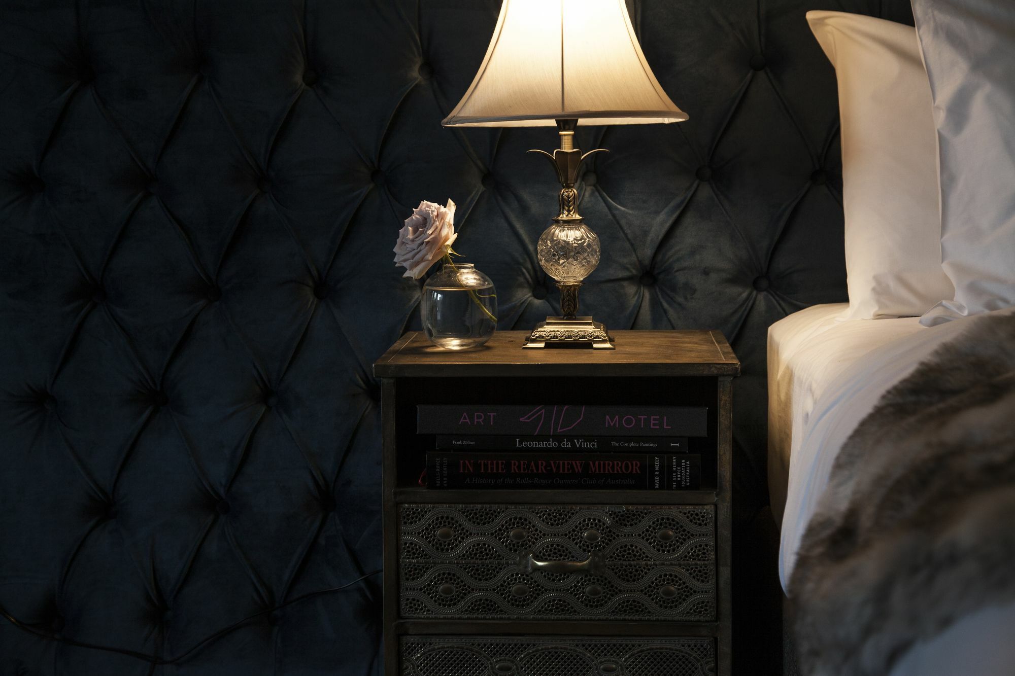 Daylesford Art Motel ภายนอก รูปภาพ A bedside table