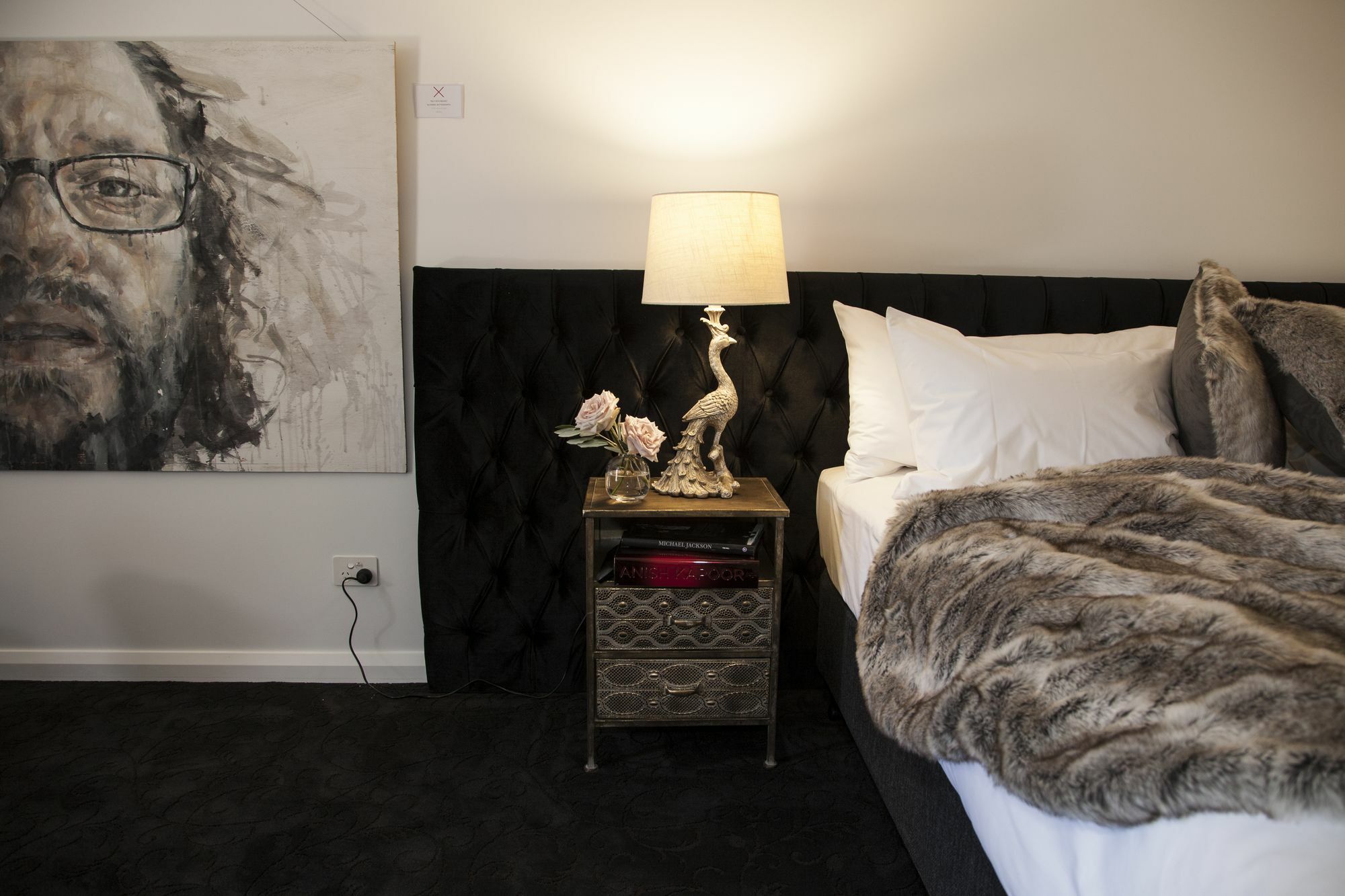 Daylesford Art Motel ภายนอก รูปภาพ A bedroom with a mink throw