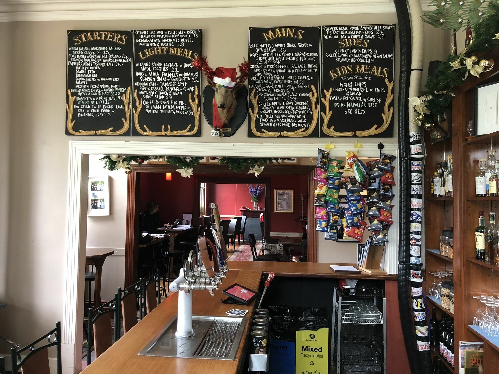 Daylesford Art Motel ภายนอก รูปภาพ The bar at the Old Ship Hotel